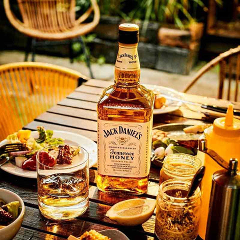 Jack Daniel's Honey Whiskey 70cl with FREE Tin Cup